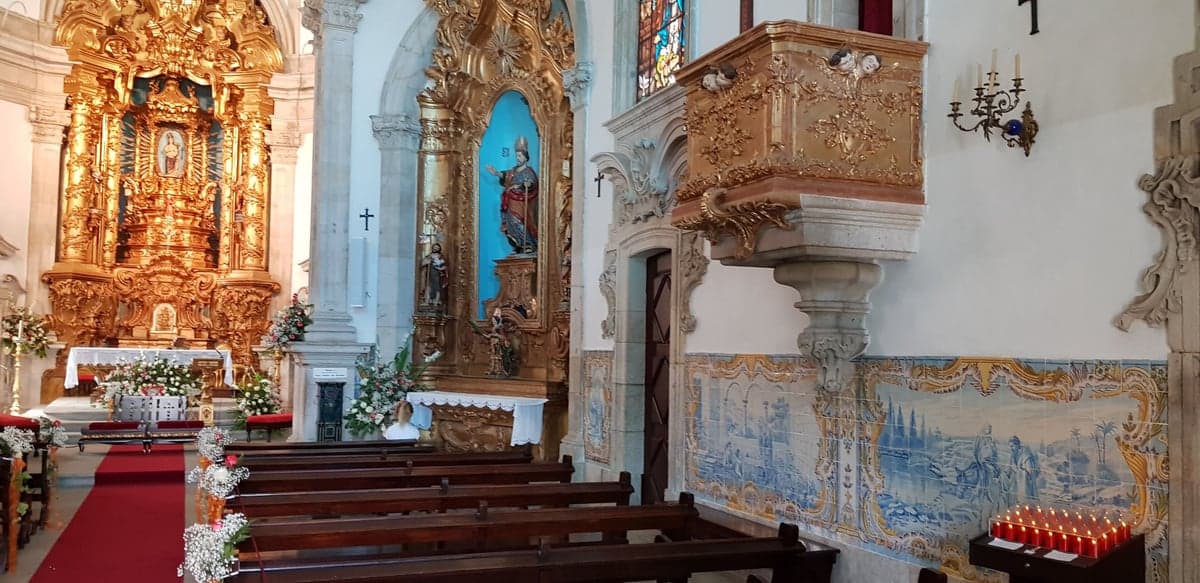 Intérieur de l'église d'Arcos — retable doré et azulejos
