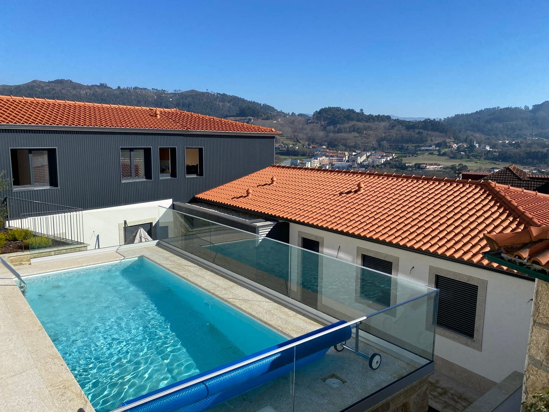 Casa São Bento — piscine et montagnes